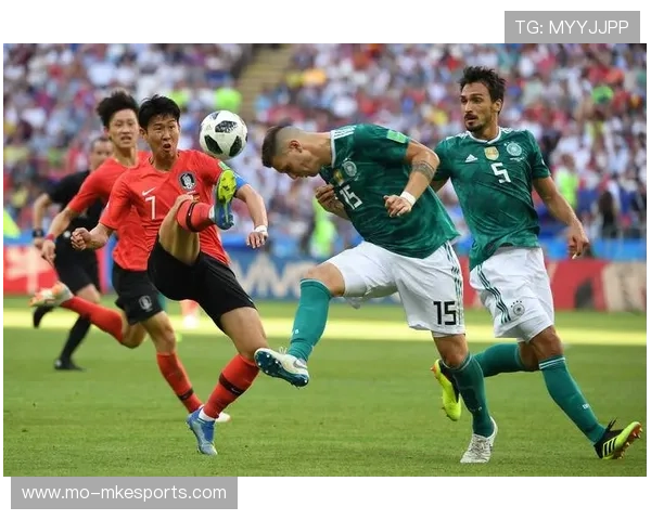 东亚足球十大球星排名解析 从日本到韩国的足球传奇人物全揭秘