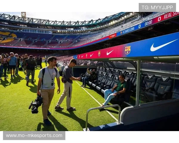 素人玩家看足球球星精彩瞬间 发现足球魅力与球场背后的故事